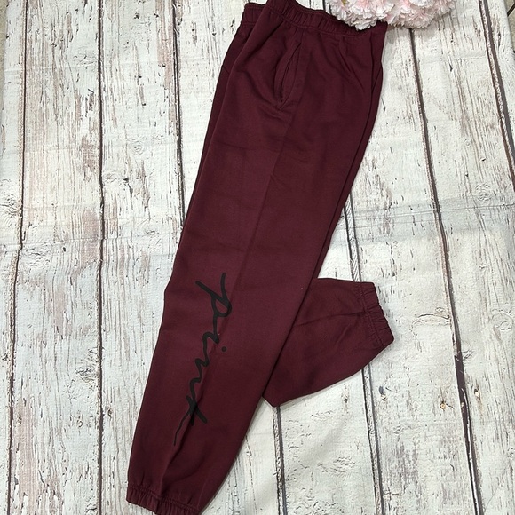 PINK BY VICTORIA’S SECRET FLEECE RELAXED SWEATPANTS RICH MAROON SCRIPT LOGO - Picture 2 of 13